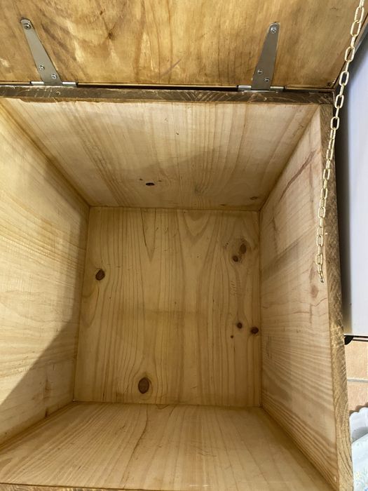 Bau de madeira grande