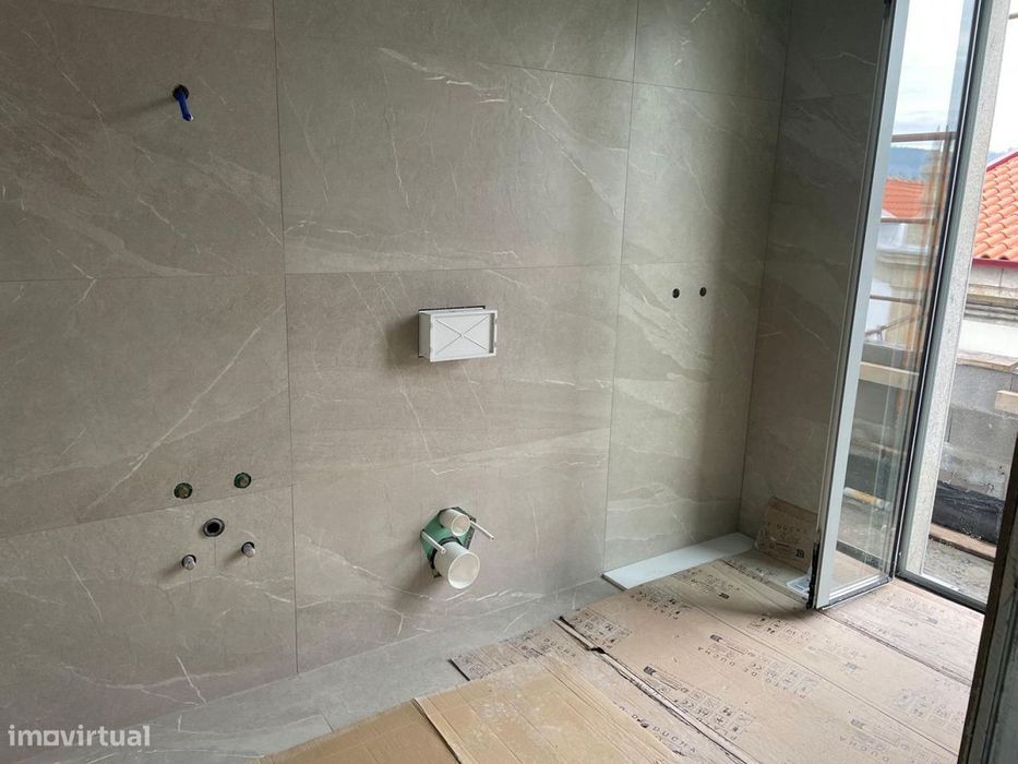 Apartamento NOVO com 2 lugares de garagem e terraço
