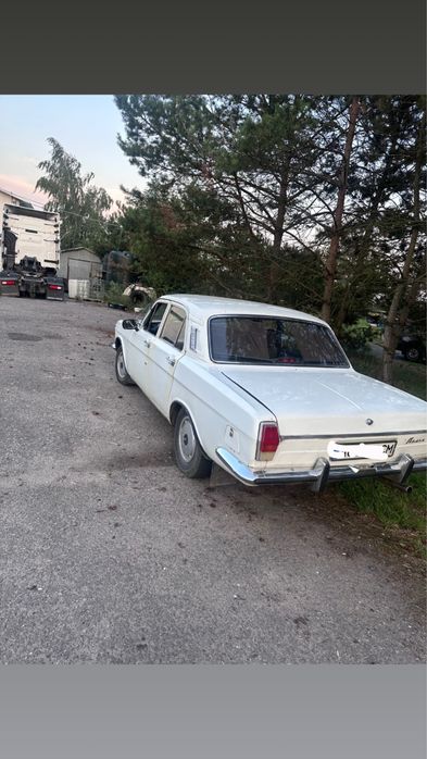 Wołga GAZ-24 – klasyk PRL, biały