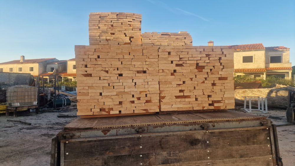 Madeira de pinho alinhada seca comprimentos 2.60 e 2.20x40 e 55 mm