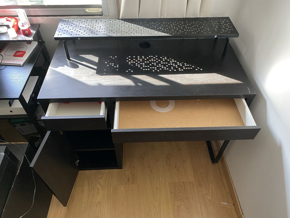 Secretária e apoio de monitor