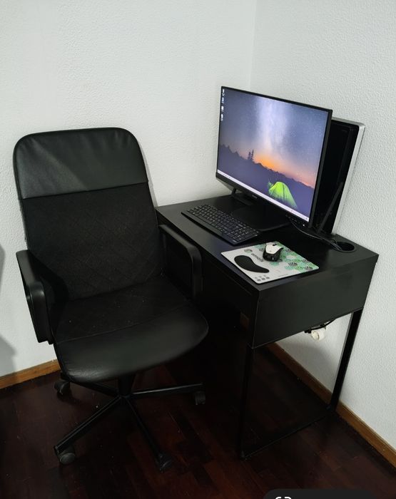 Conjunto de secretária e cadeira-com-rodas
