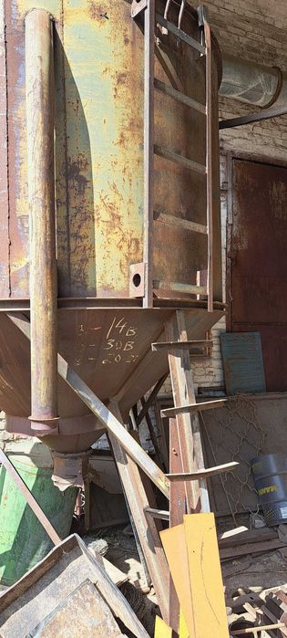 Железная ёмкость для сыпучих продуктов