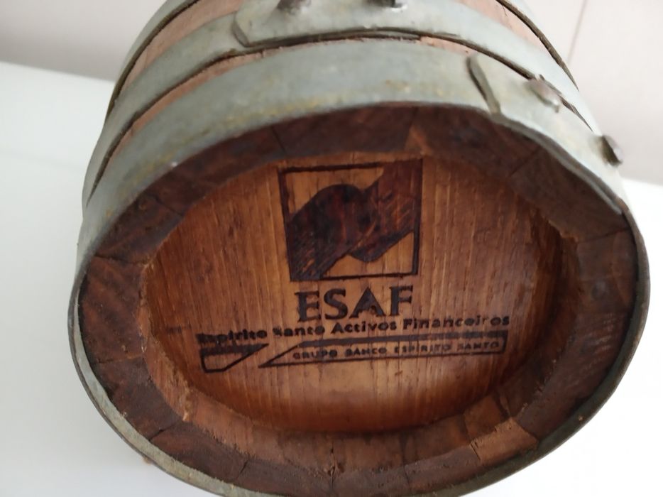 Barril de madeira em miniatura