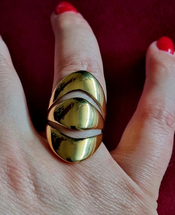 Anel dourado, em aço, diferente e muito elegante. Ajustável