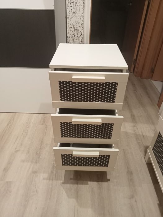 Comoda com três gavetas. Medidas: alto. 0,80cm 0,40por 0,40