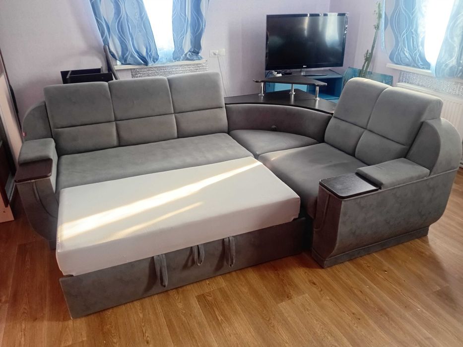 Продам гарний кутовий диван м.Кам'янське.