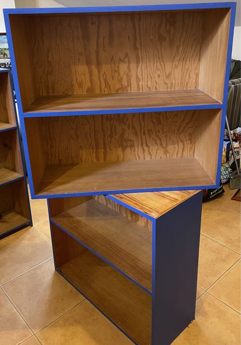 Moveis de arrumação azuis em pinho