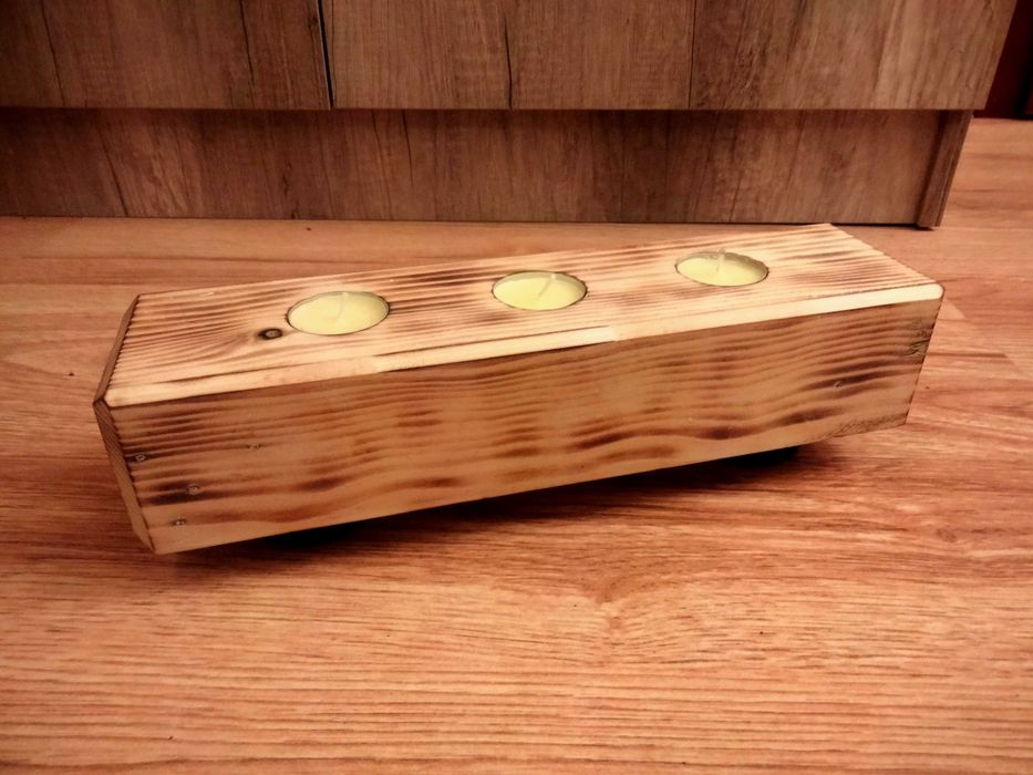 Świecznik drewniany.