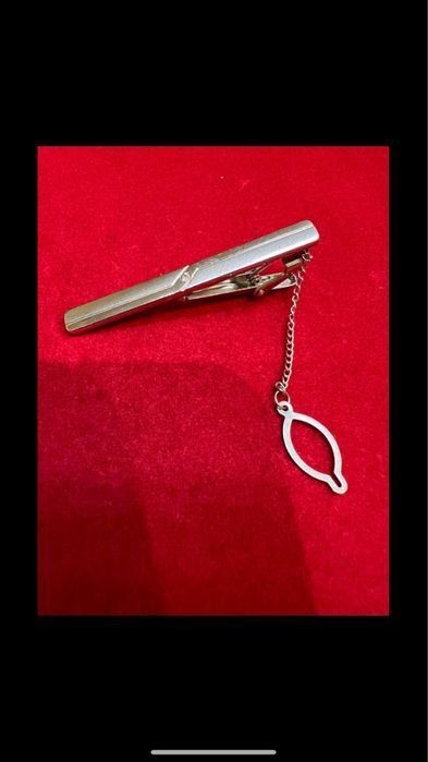 Затискач для краватки в подарунковій коробці.