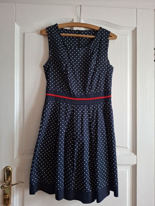 Piękna elegancka sukienka w kropki