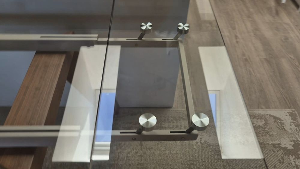 Mesa de Jantar Extensível — Tampo de Vidro e Pernas em Madeira de Nogueira