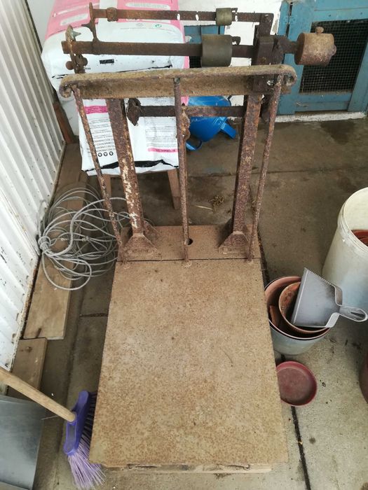 Balança antiga. Pesa até 200kg