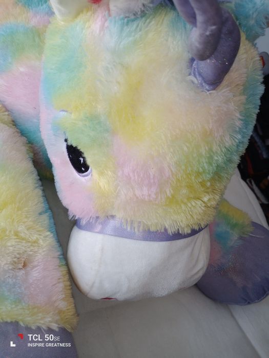 Peluche unicórnio gigante muito lindo.