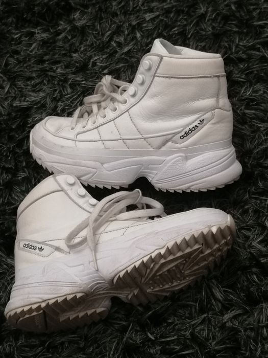 Vendo SAPATILHAS brancas da marca ADIDAS numero 36 como novas.