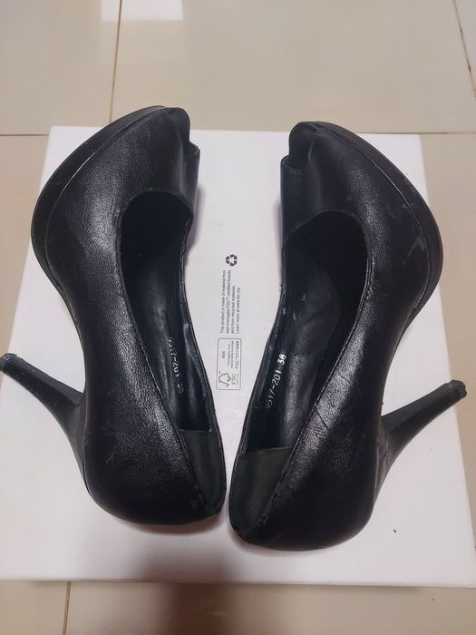 Sapatos feminino de salto alto preto da Texto