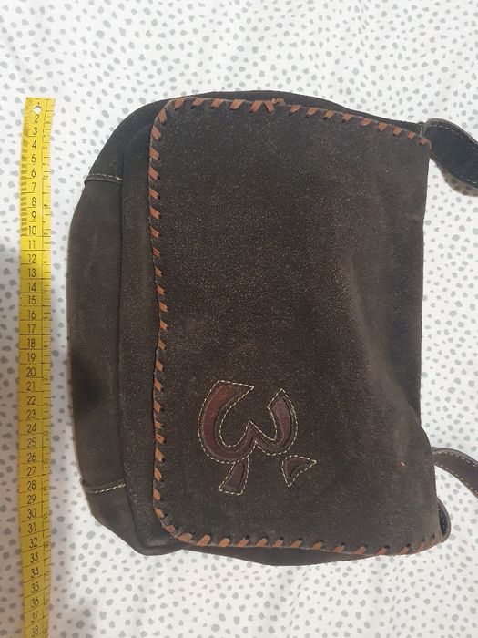 Mala de pele/camurça verdadeira, de cor castanha. Como nova.