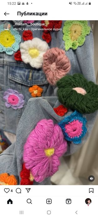 Джинсова вітрівка прикрашена в'язаними квітами