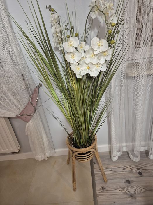Sztuczna orchidea w rattanowym stojaku