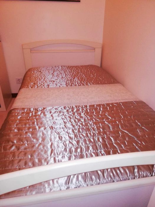 Cama de solteiro e roupeiro lacados a branco