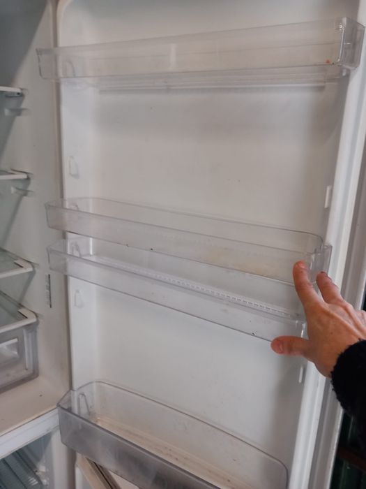 Frigorifico Ariston Hotpoint com 10 anos e em excelente estado de conservação.