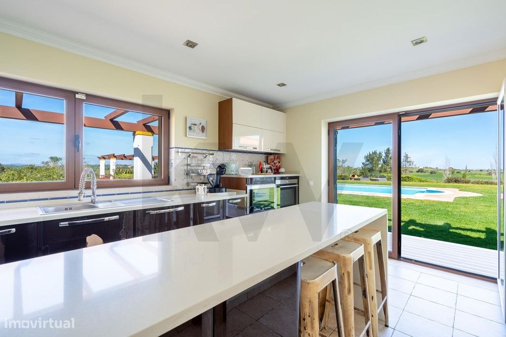 Moradia Exclusiva com Vista Panorâmica, Piscina e Jardim em Santarém e