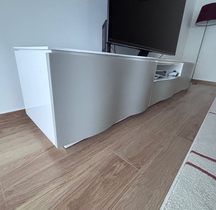 Móvel de TV lacado Antarte com iluminação LED