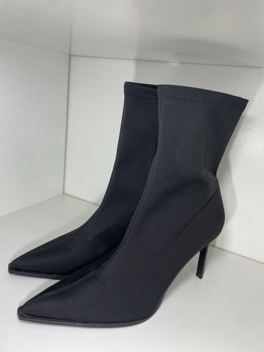 Чорні тканинні ботинки на тонких підборах