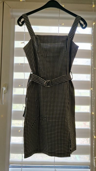 Sukienka z paskiem w czarno-białą kratkę S