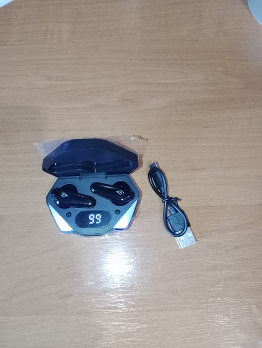 Нові бездротові навушники на 25 рік з LED-дисплеєм та сенсорним керува