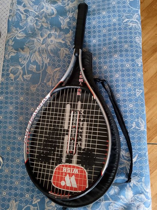 Ракетка для большого тенниса.