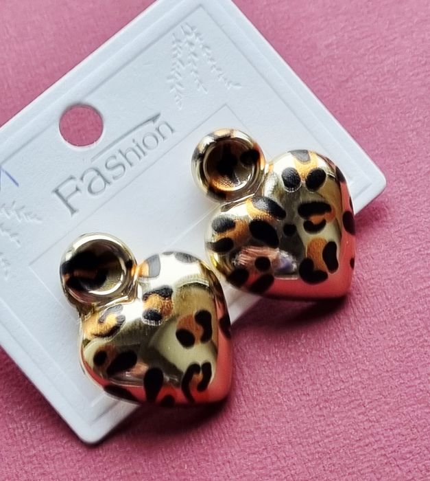 Brincos dourados, de pico, estampados com "animal print"