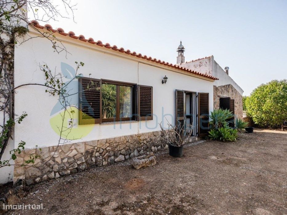 Moradia em Poço Barreto geminada tipo T2 com terreno 4950m2