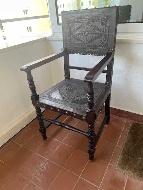 Cadeirão de braços, antigo, em castanho velho, couro gravado e pregaria