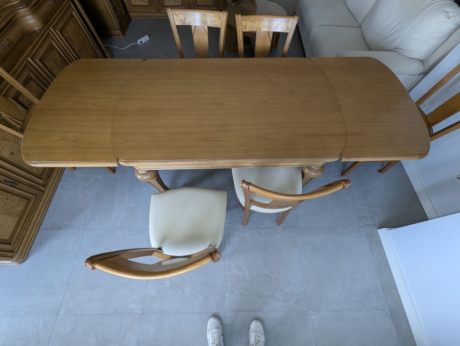 Conjunto mesa extensível e cadeiras