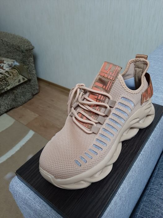 Взуття для спорту,  кросівки 40р