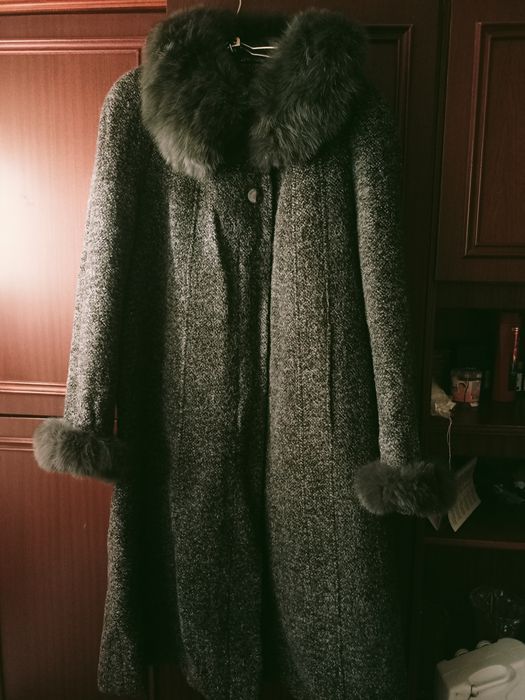 Шерстяное пальто с песцовым воротником.