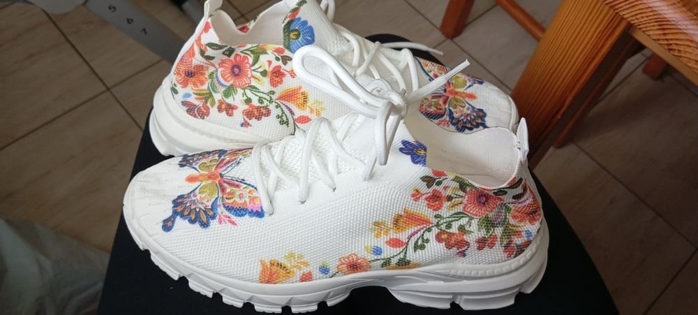 Buty sportowe siatkowane białe w kwiaty stylowe 38