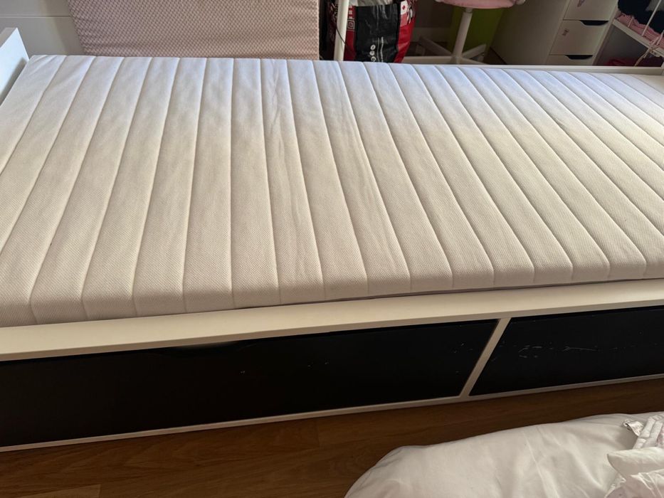 Cama Ikea 90x200 com colchao