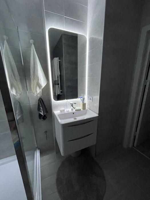 Дзеркало з ледь підсвіткою в ванну або спальну кімнату