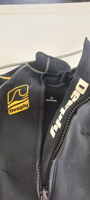 Fatos de surf  de crianças  dos 12 anos aos 14 anos