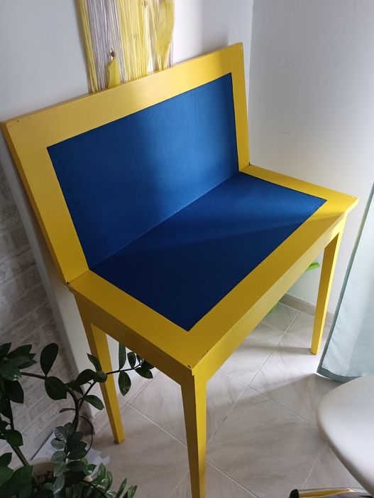 Mesa de jogo amarela