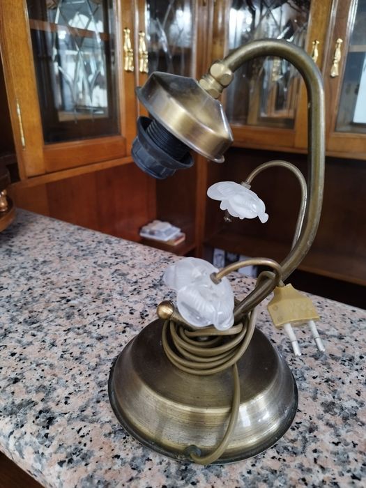 Candeeiro de mesa Milan 
Candeeiro de parede de latão con flor da d