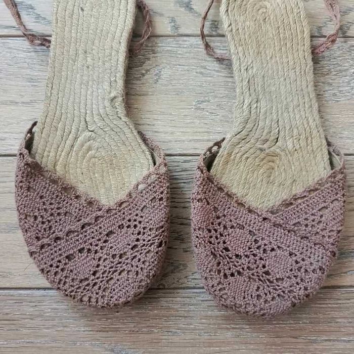 Brązowe koronkowe sandały wiązane espadryle