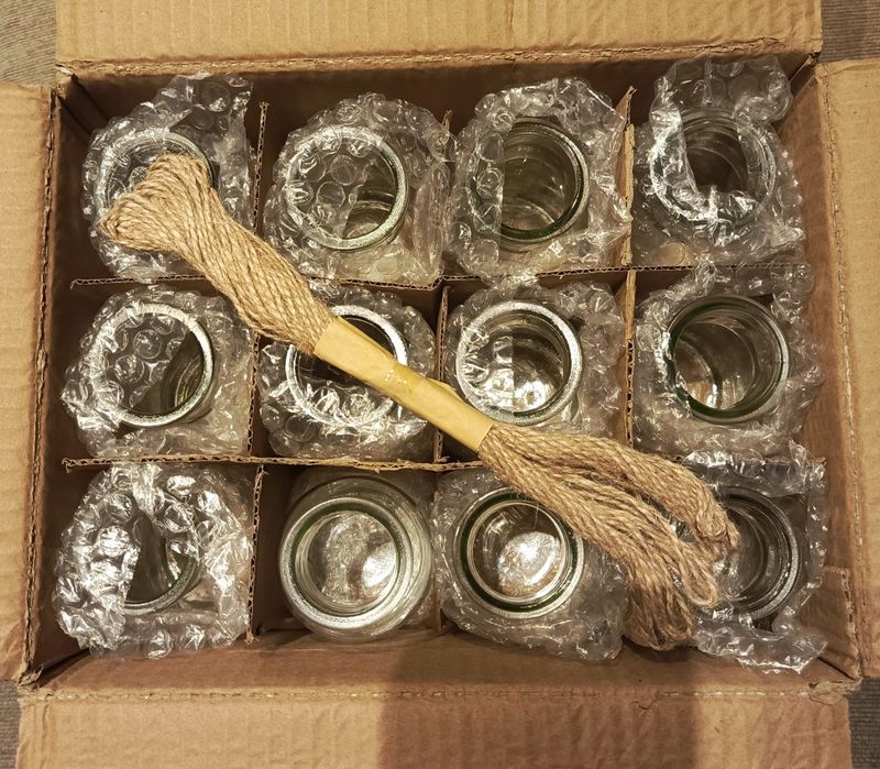 Mini wazony, szklane butelki w rustykalnym stylu ze sznurkiem jutowym.