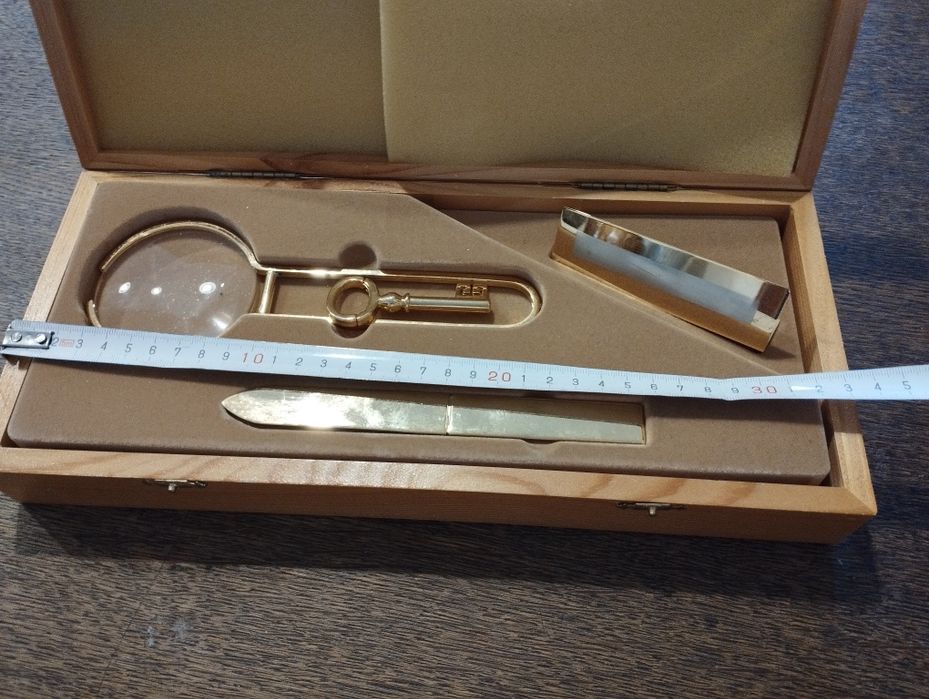 Piękny zestaw gabinetowy na biurko z lupą