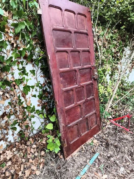 Porta antiga em madeira maciça com painéis – para restauro