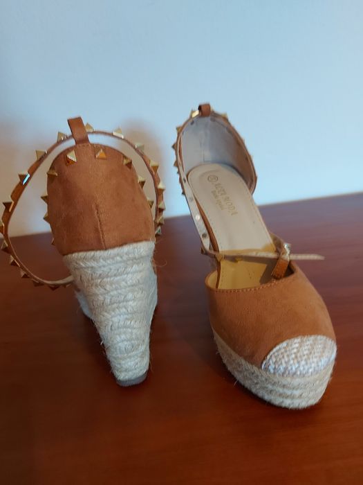 Sandalias de cunha camel tamanho 39