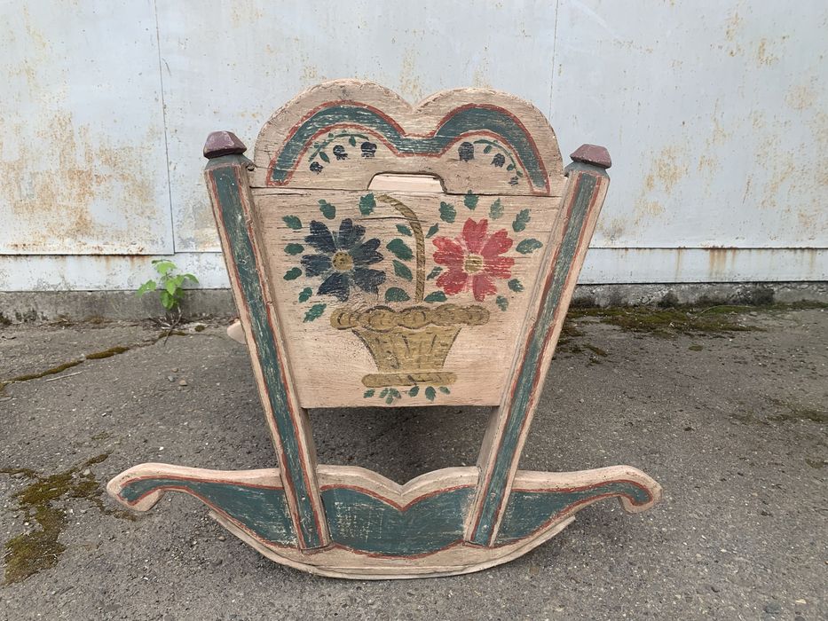 Старовинна дитяча кроватка, колиска для дитини