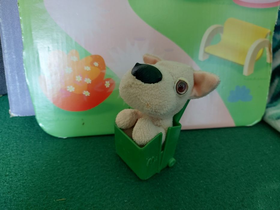 Pluszowy pies w wózku